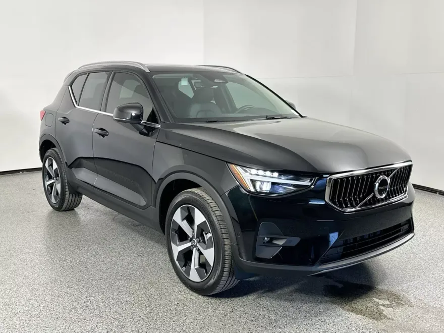 2025 Volvo XC40 AWD Plus photo 1