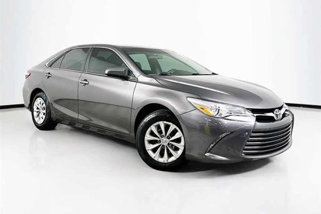 2016 Toyota Camry LE photo 1