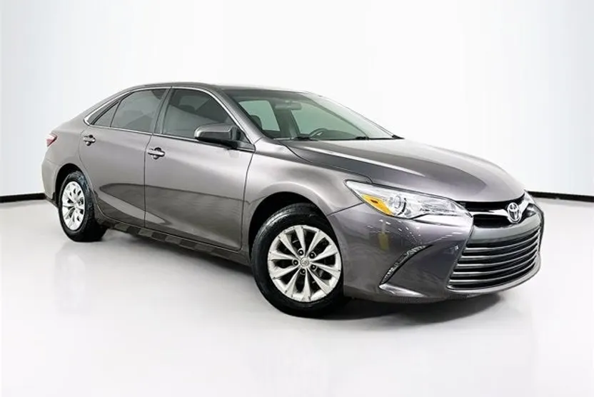 2016 Toyota Camry LE photo 1