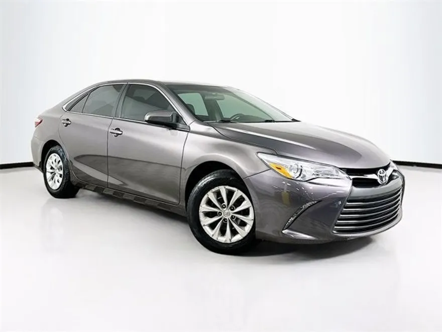 2016 Toyota Camry LE photo 1