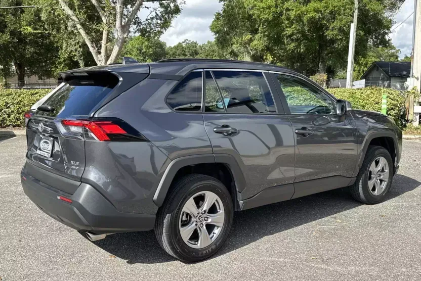 2023 Toyota RAV4 XLE photo 1