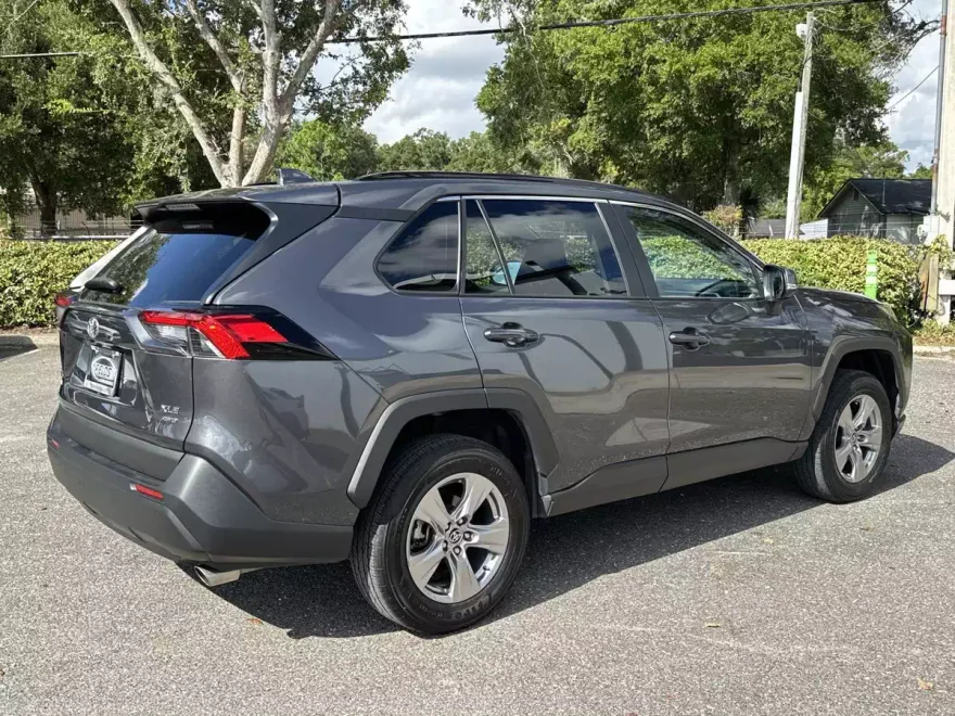 2023 Toyota RAV4 XLE photo 1