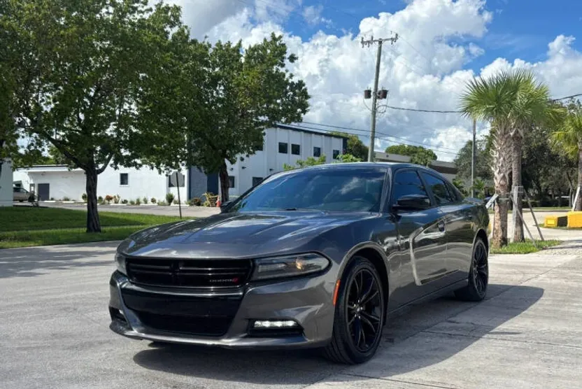 2017 Dodge Charger SXT photo 1