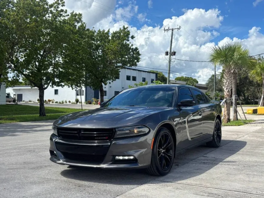 2017 Dodge Charger SXT photo 1