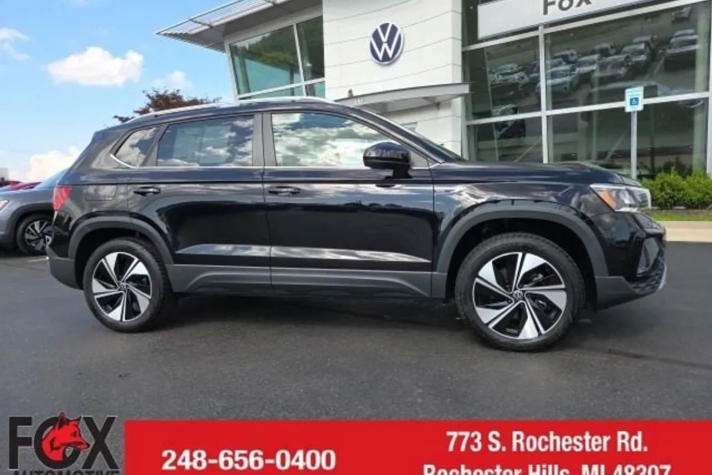2024 Volkswagen Taos SE photo 1