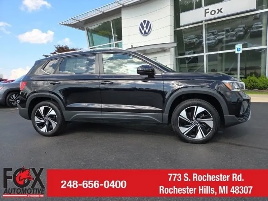 2024 Volkswagen Taos SE photo 1