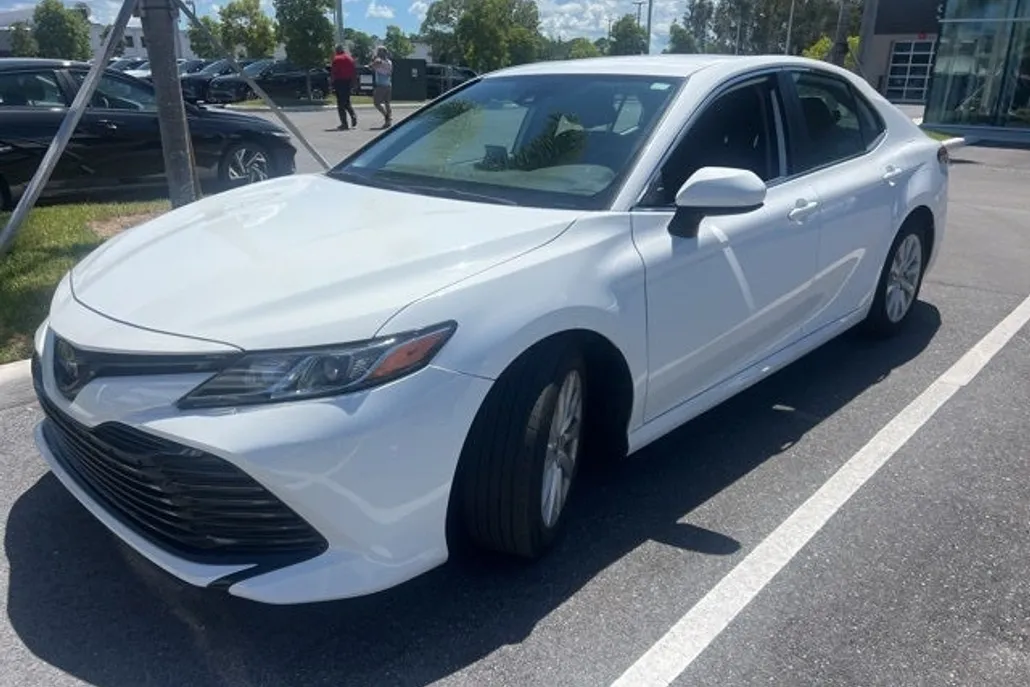 2020 Toyota Camry LE photo 1