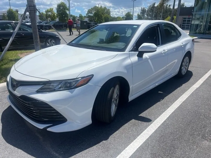 2020 Toyota Camry LE photo 1