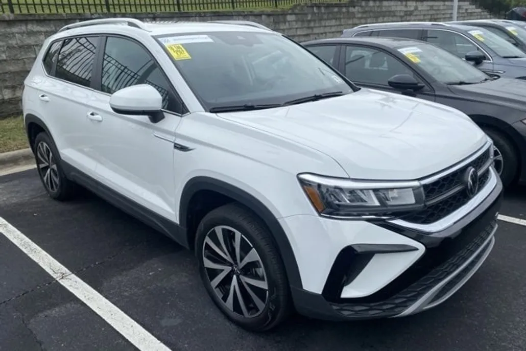 2024 Volkswagen Taos SE photo 1