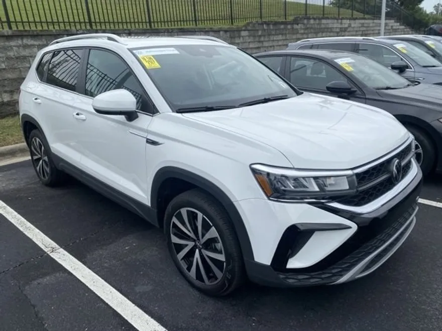 2024 Volkswagen Taos SE photo 1