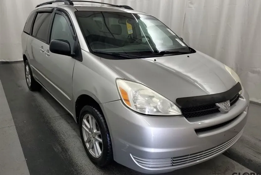 2004 Toyota Sienna LE photo 1
