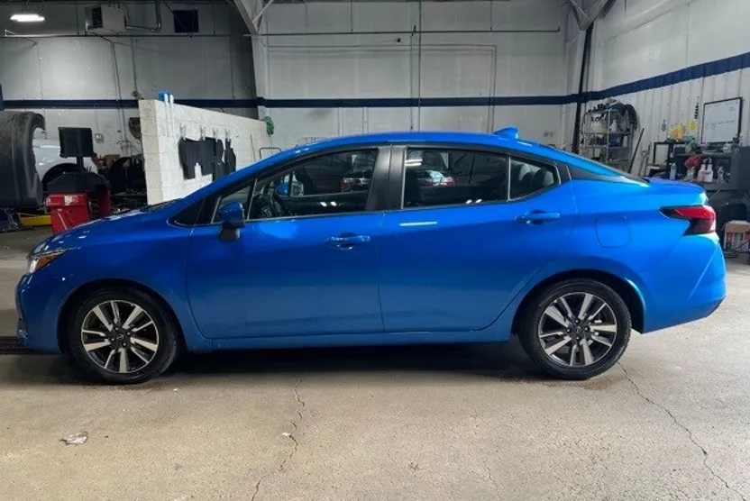 2023 Nissan Versa 1.6 SV photo 1