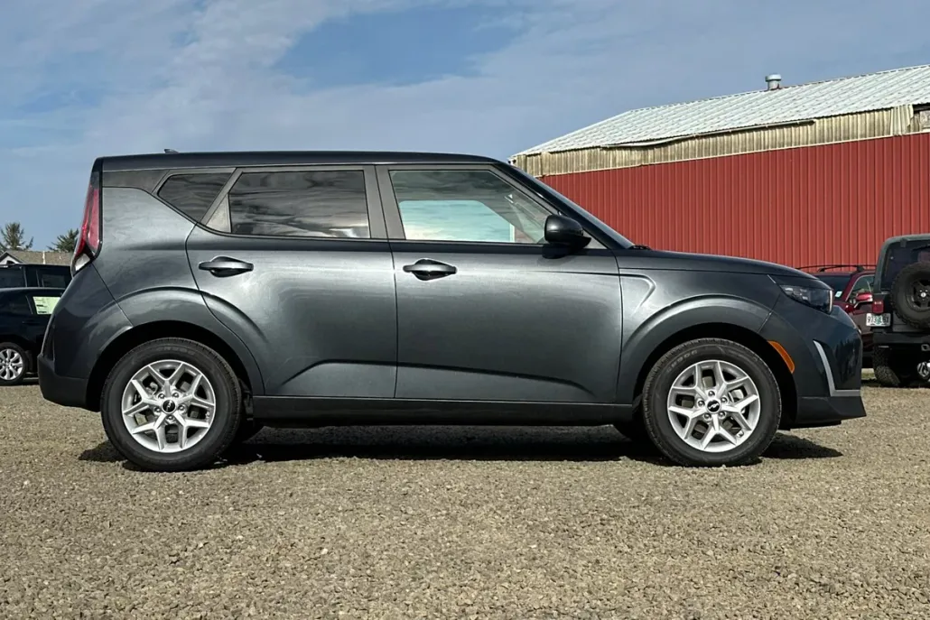2023 Kia Soul LX photo 1