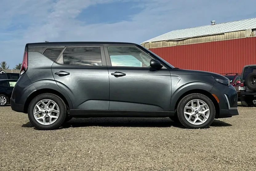 2023 Kia Soul LX photo 1