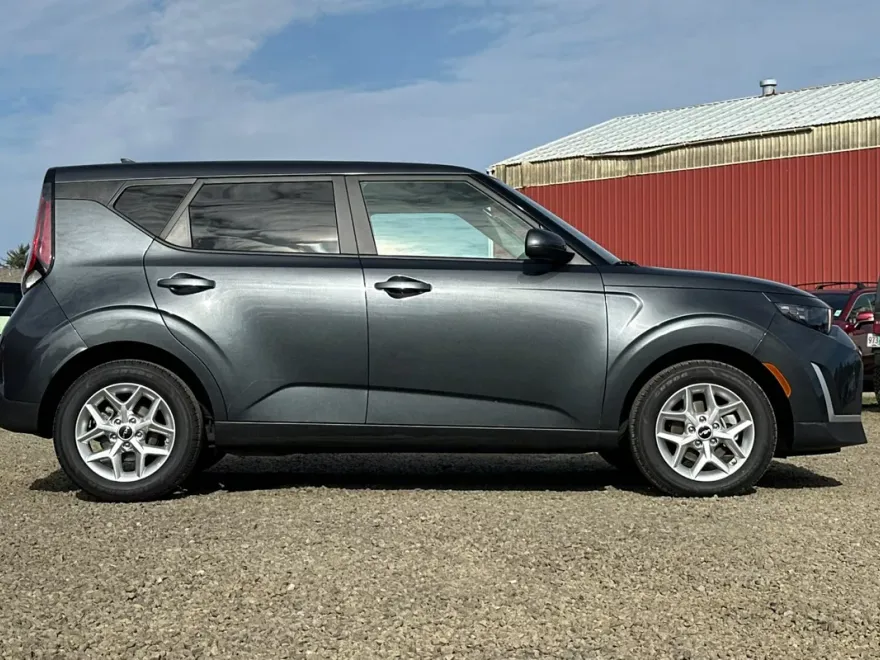 2023 Kia Soul LX photo 1