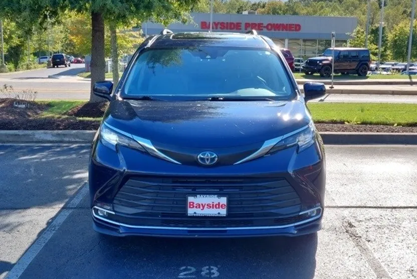 2022 Toyota Sienna XLE photo 1