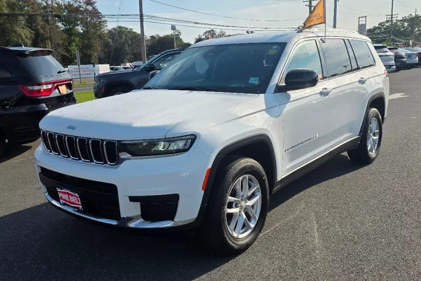 2022 Jeep Grand Cherokee Laredo photo 1