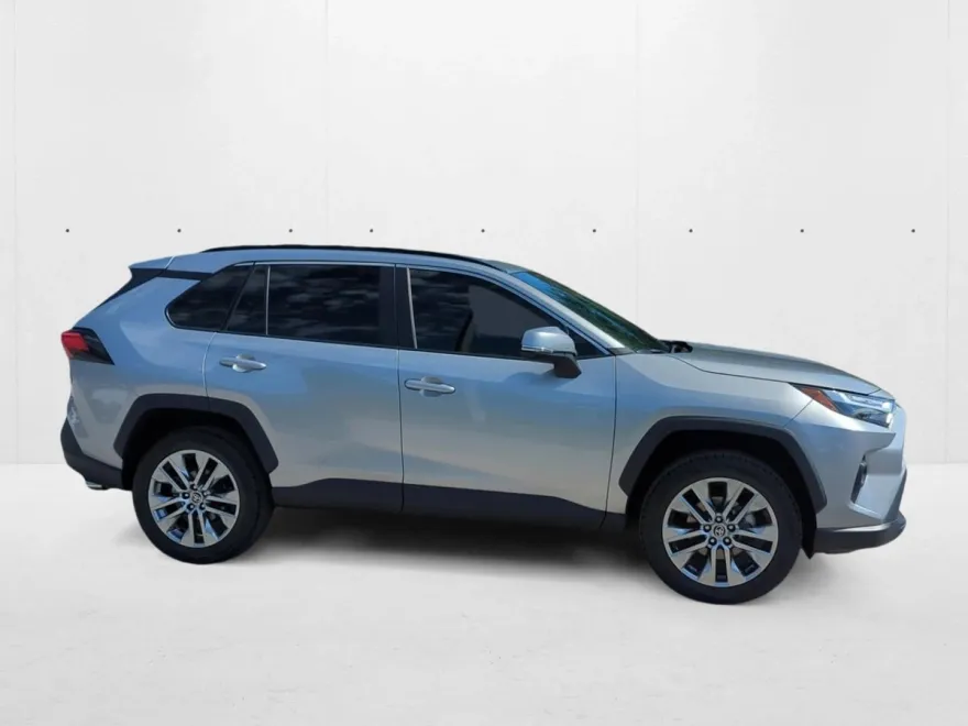 2022 Toyota RAV4 XLE Premium photo 1