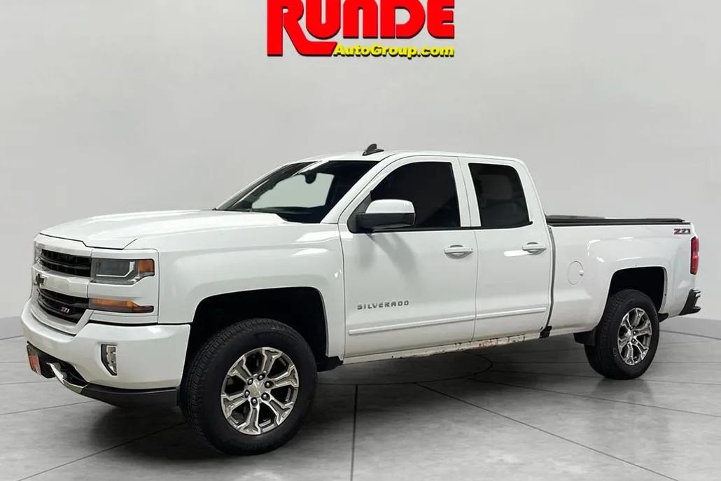2017 Chevrolet Silverado 1500 LT photo 1