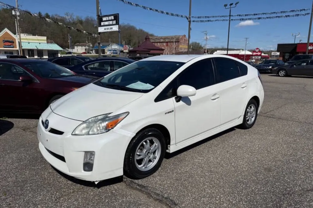 2010 Toyota Prius Three photo 1