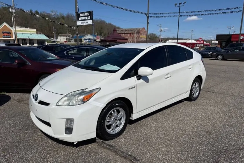2010 Toyota Prius Three photo 1