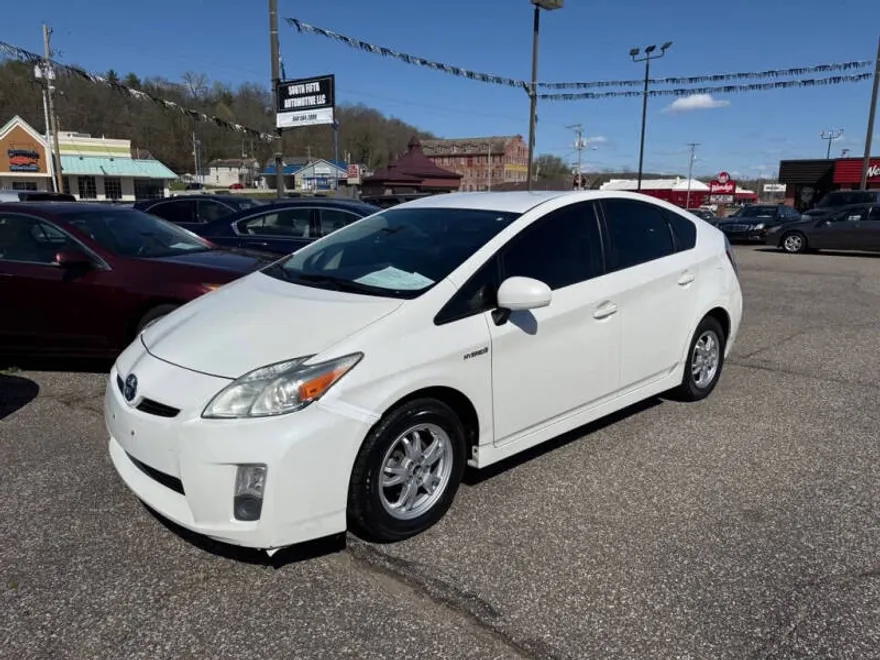 2010 Toyota Prius Three photo 1