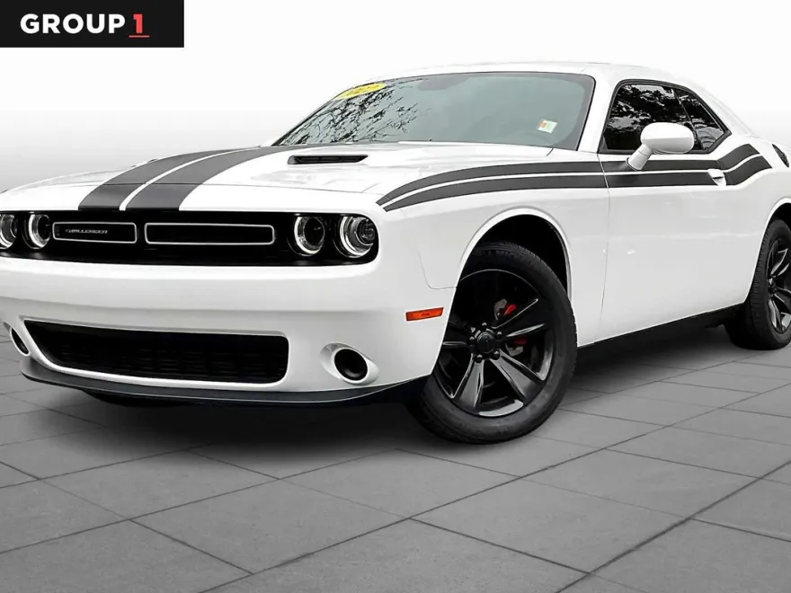 2022 Dodge Challenger SXT photo 1