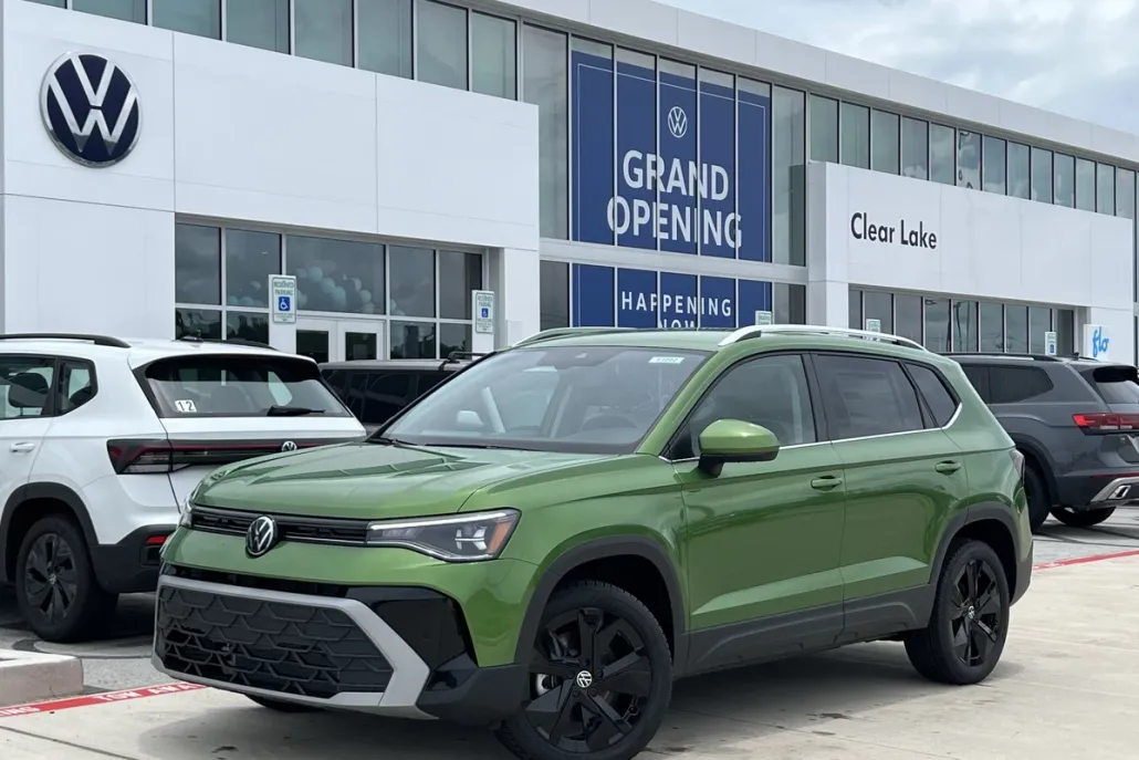 2025 Volkswagen Taos SE photo 1