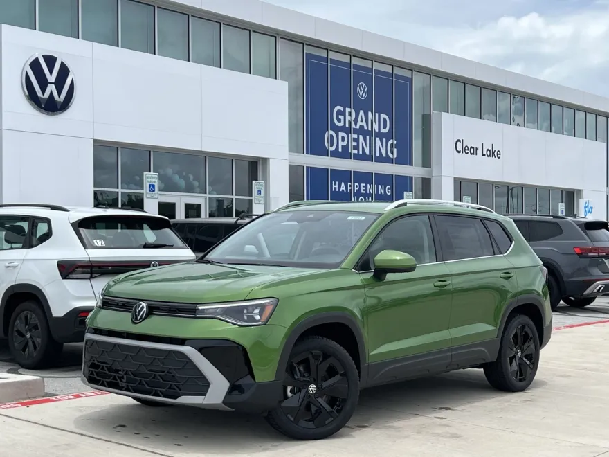 2025 Volkswagen Taos SE photo 1