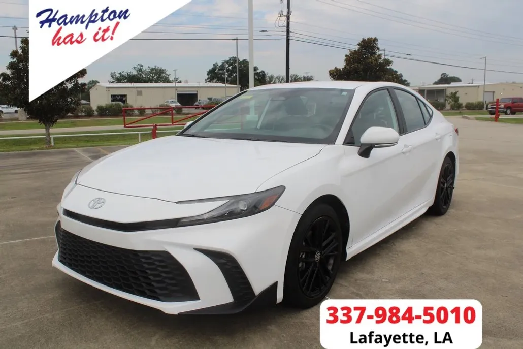 2025 Toyota Camry SE photo 1