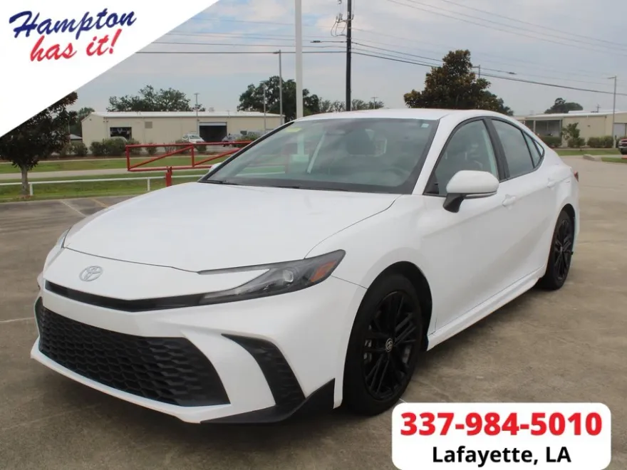 2025 Toyota Camry SE photo 1