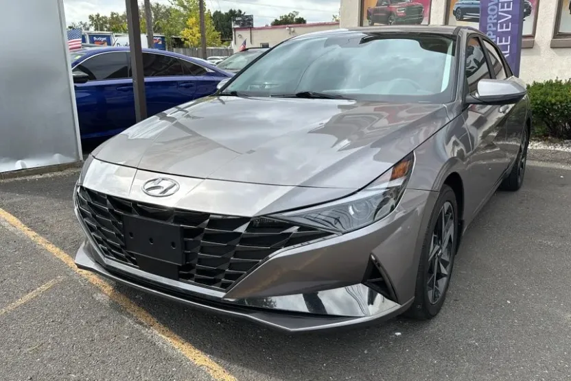 2022 Hyundai Elantra SEL photo 1