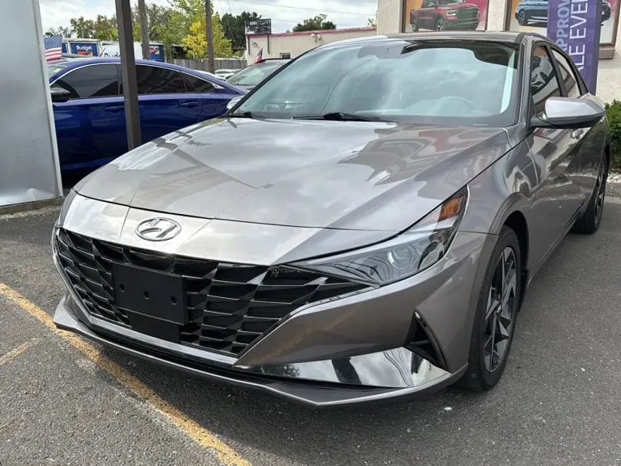 2022 Hyundai Elantra SEL photo 1