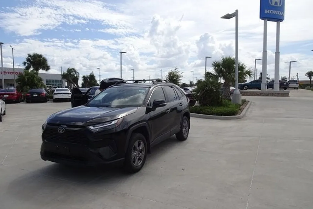2024 Toyota RAV4 XLE photo 1