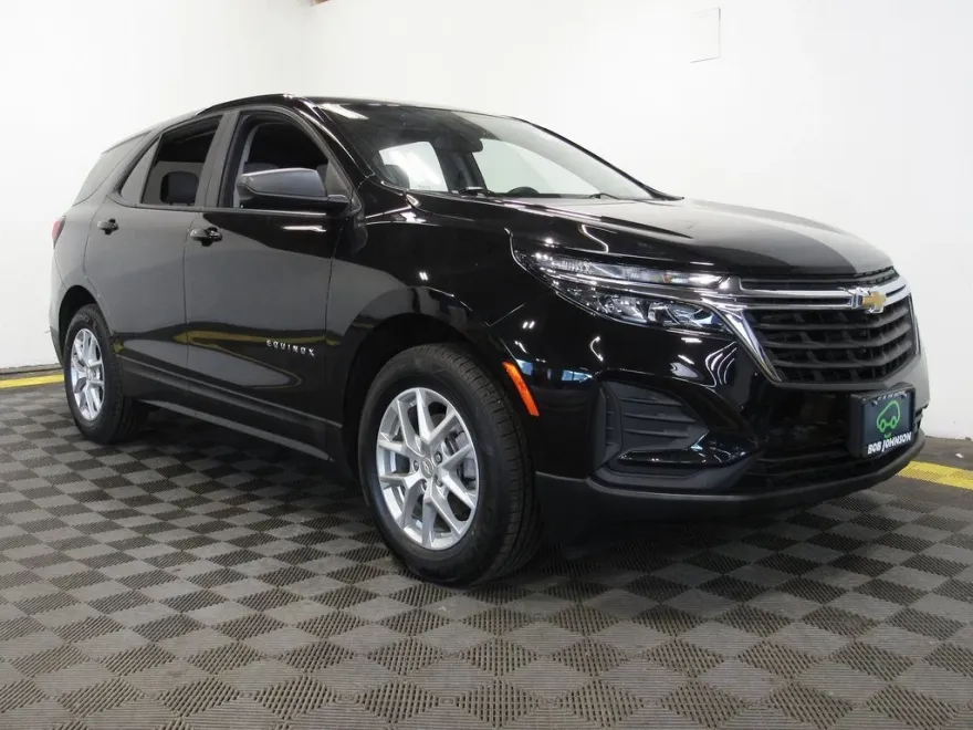 2023 Chevrolet Equinox LS photo 1