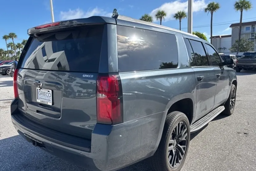 2020 Chevrolet Suburban LT photo 1