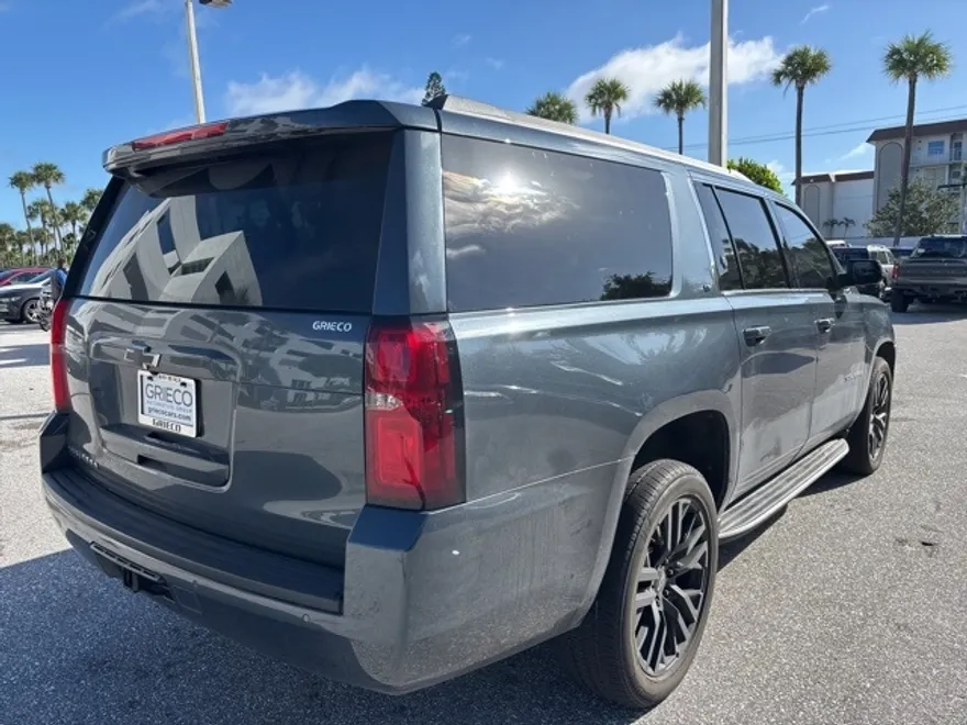 2020 Chevrolet Suburban LT photo 1