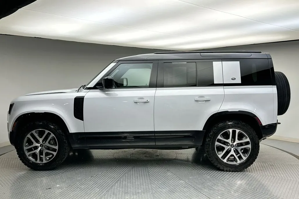 2022 Land Rover Defender 110 X-Dynamic SE photo 1