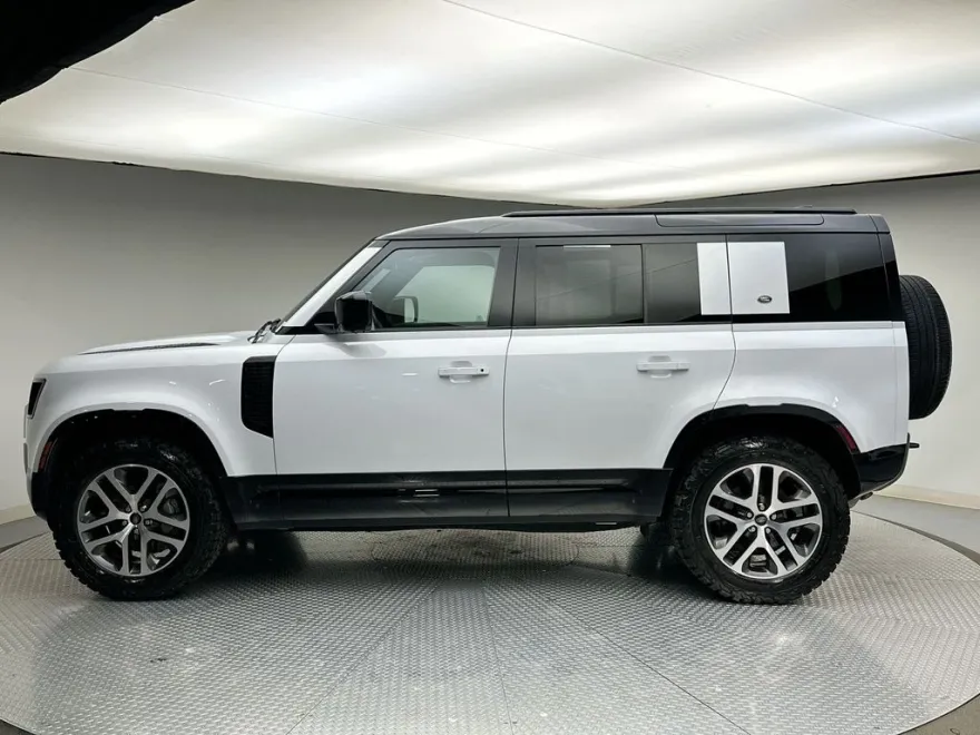 2022 Land Rover Defender 110 X-Dynamic SE photo 1