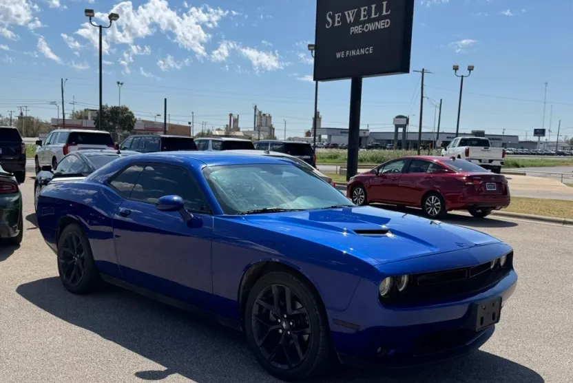 2021 Dodge Challenger SXT photo 1
