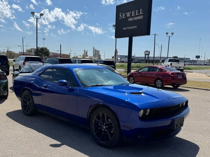 2021 Dodge Challenger SXT photo 1