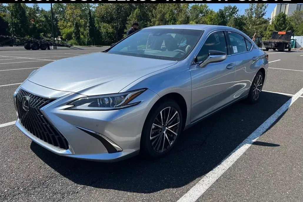 2025 Lexus ES 300h Luxury photo 1