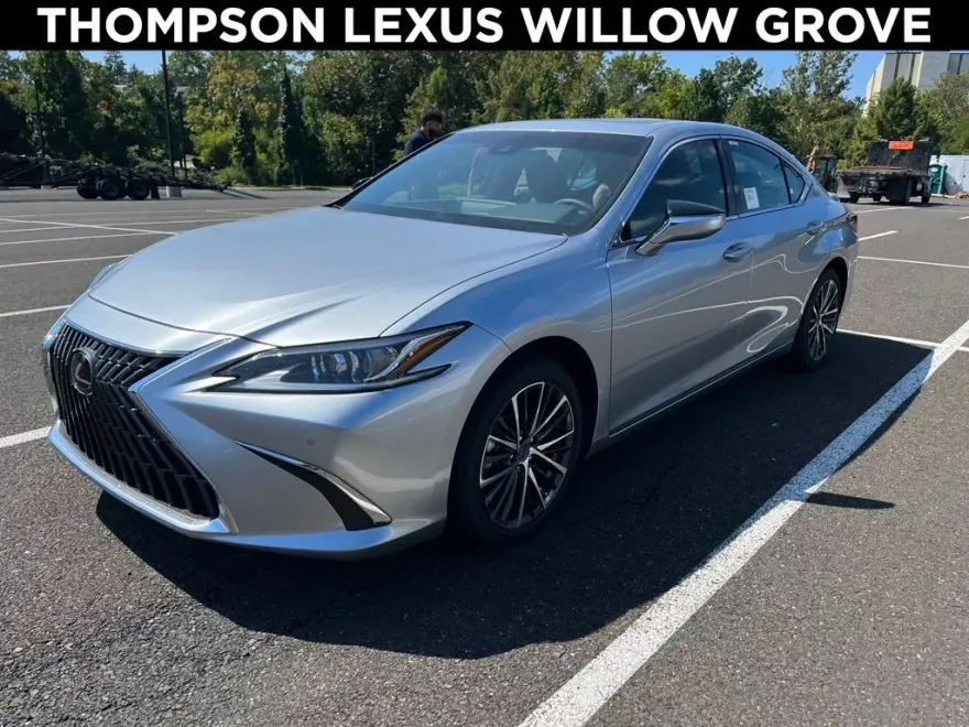 2025 Lexus ES 300h Luxury photo 1