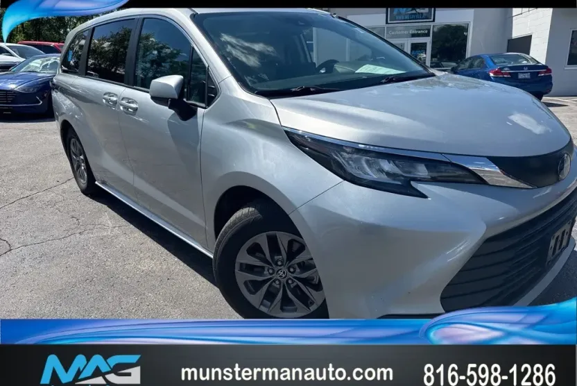 2023 Toyota Sienna LE photo 1