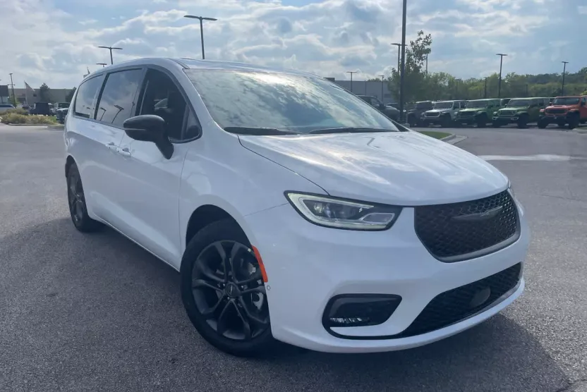 2026 Chrysler Pacifica photo 1
