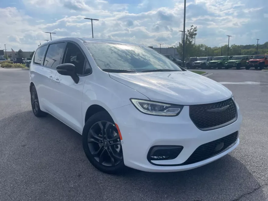 2026 Chrysler Pacifica photo 1