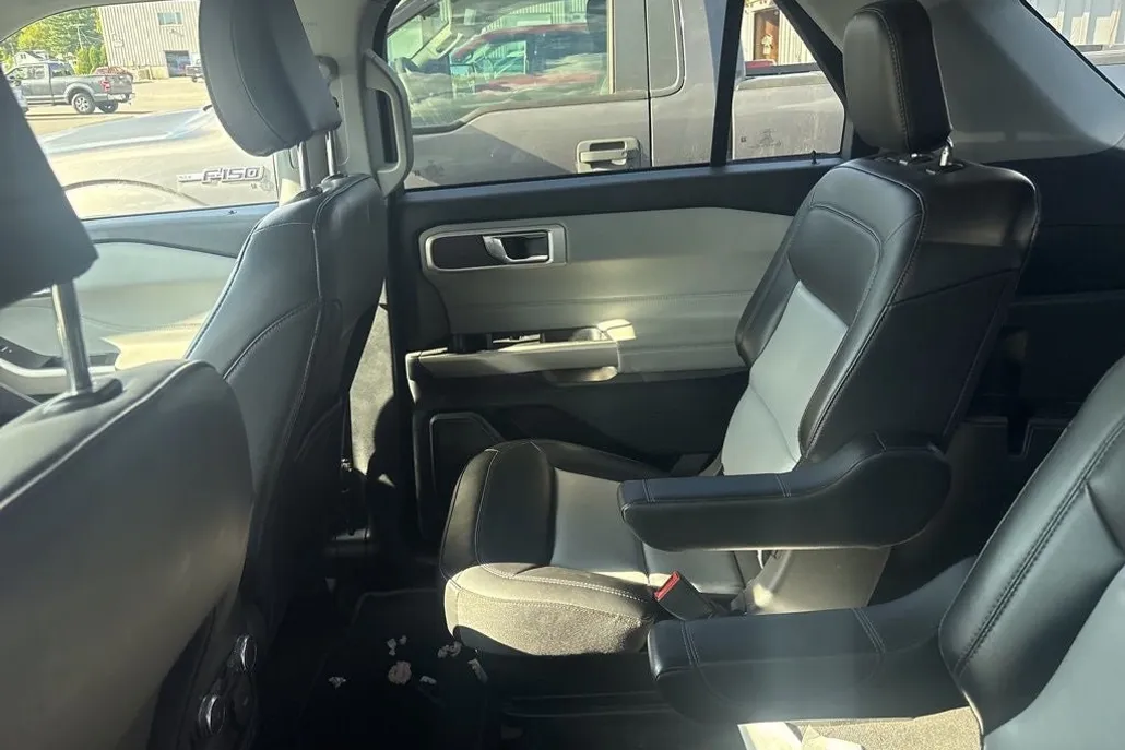 2022 Ford Explorer XLT photo 1