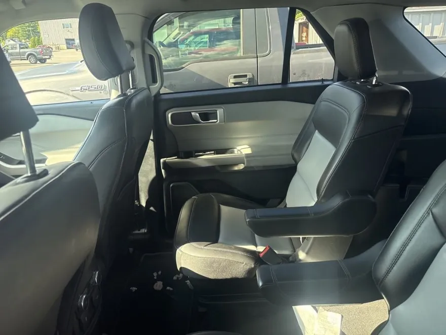 2022 Ford Explorer XLT photo 1