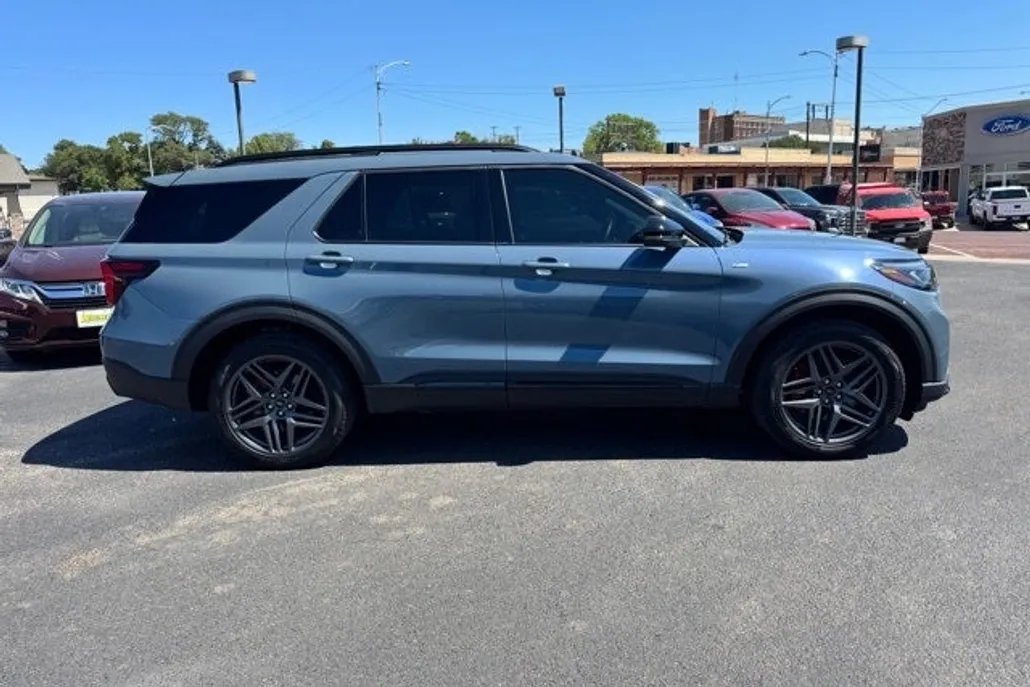 2025 Ford Explorer ST-Line photo 1