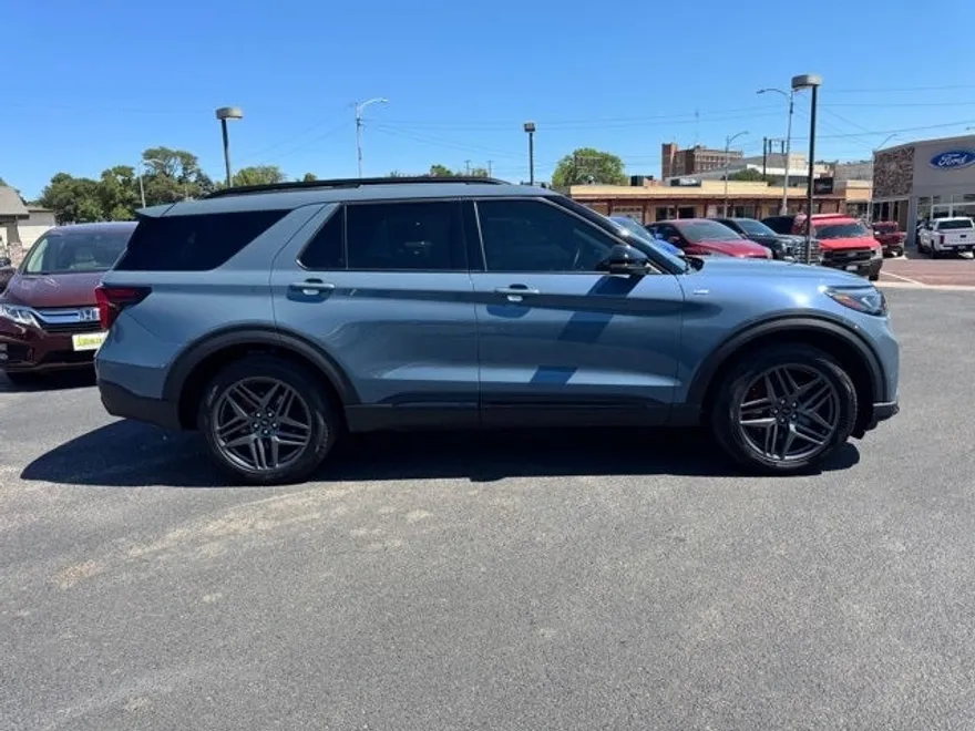 2025 Ford Explorer ST-Line photo 1
